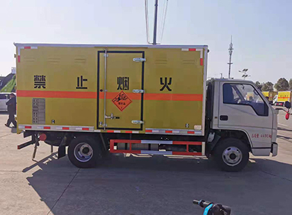 宽城爆破器材运输车技术升级与安全合规新趋势